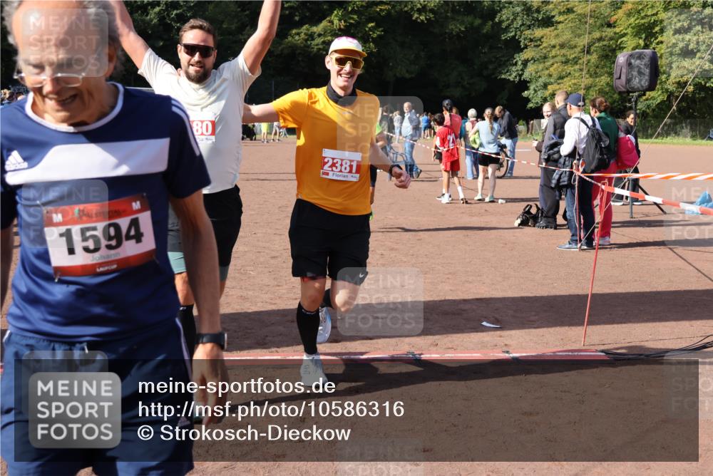 27.09.2026 - 35. Volkslauf durch das schöne Alstertal Strokosch-Dieckow http://msf.ph/oto/10586316 27.09.2026 12:11:24 Ziel 1051, 1124, 1594, 1610, 2380, 2381, 2463 meine-sportfotos.de