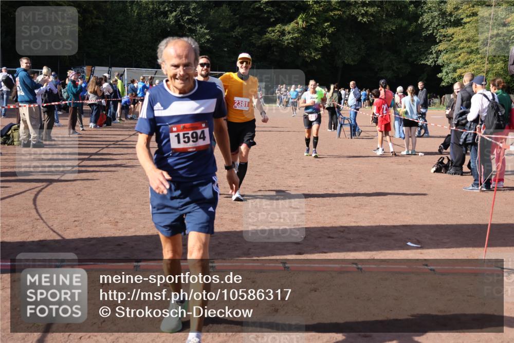27.09.2026 - 35. Volkslauf durch das schöne Alstertal Strokosch-Dieckow http://msf.ph/oto/10586317 27.09.2026 12:11:23 Ziel 1051, 1124, 1594, 1610, 2380, 2381, 2463 meine-sportfotos.de