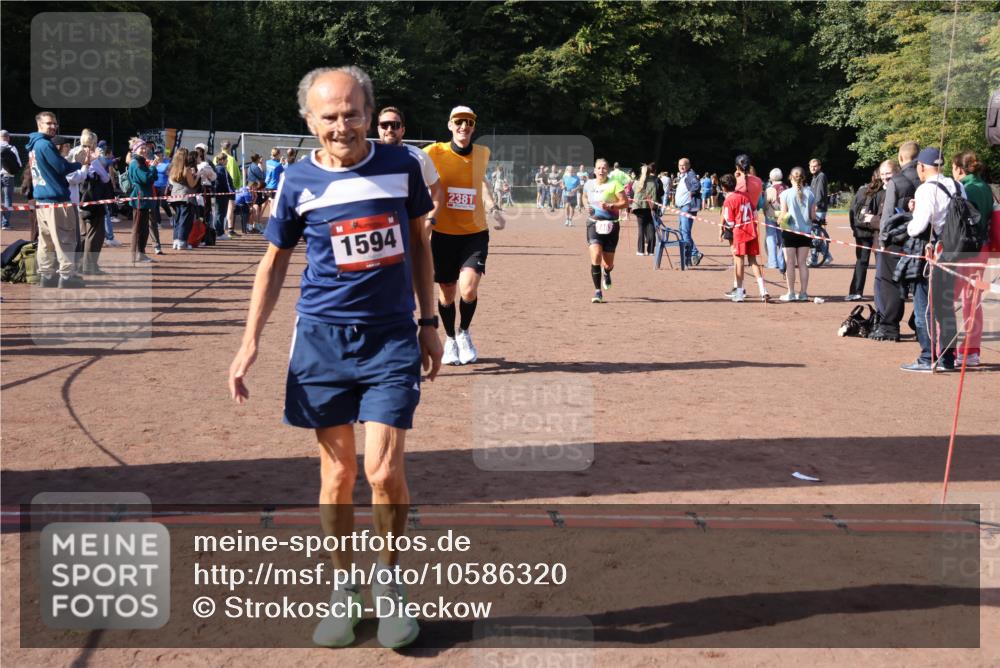 27.09.2026 - 35. Volkslauf durch das schöne Alstertal Strokosch-Dieckow http://msf.ph/oto/10586320 27.09.2026 12:11:22 Ziel 1124, 1594, 1610, 2380, 2381, 2463 meine-sportfotos.de