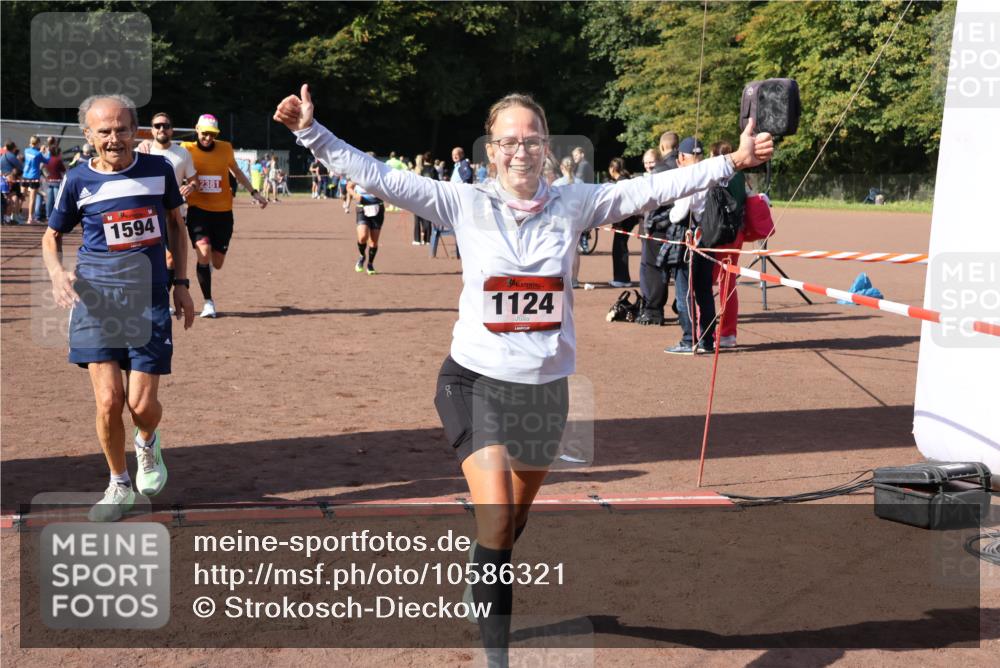 27.09.2026 - 35. Volkslauf durch das schöne Alstertal Strokosch-Dieckow http://msf.ph/oto/10586321 27.09.2026 12:11:21 Ziel 1124, 1594, 2380, 2381, 2463 meine-sportfotos.de