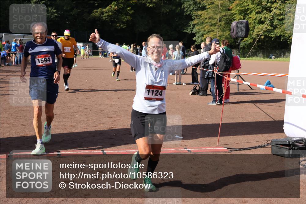 27.09.2026 - 35. Volkslauf durch das schöne Alstertal Strokosch-Dieckow http://msf.ph/oto/10586323 27.09.2026 12:11:21 Ziel 1124, 1594, 2380, 2381, 2463 meine-sportfotos.de