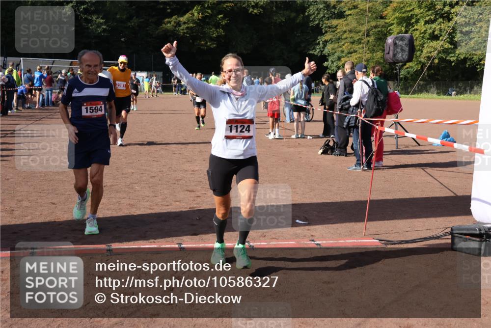 27.09.2026 - 35. Volkslauf durch das schöne Alstertal Strokosch-Dieckow http://msf.ph/oto/10586327 27.09.2026 12:11:21 Ziel 1124, 1594, 2380, 2381, 2463 meine-sportfotos.de