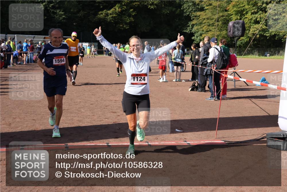 27.09.2026 - 35. Volkslauf durch das schöne Alstertal Strokosch-Dieckow http://msf.ph/oto/10586328 27.09.2026 12:11:21 Ziel 1124, 1594, 2380, 2381, 2463 meine-sportfotos.de