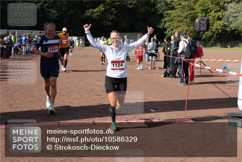 27.09.2026 - 35. Volkslauf durch das schöne Alstertal Strokosch-Dieckow http://msf.ph/oto/10586329 27.09.2026 12:11:21 Ziel 1124, 1594, 2380, 2381, 2463 meine-sportfotos.de