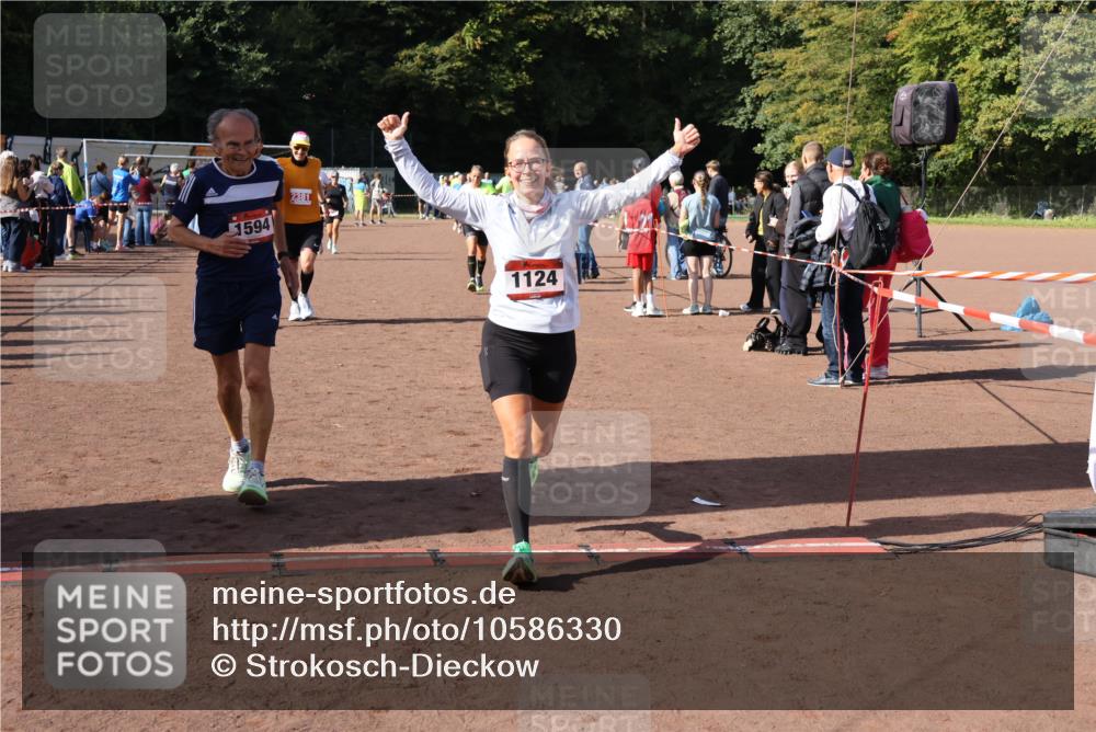 27.09.2026 - 35. Volkslauf durch das schöne Alstertal Strokosch-Dieckow http://msf.ph/oto/10586330 27.09.2026 12:11:21 Ziel 1124, 1594, 2380, 2381, 2463 meine-sportfotos.de