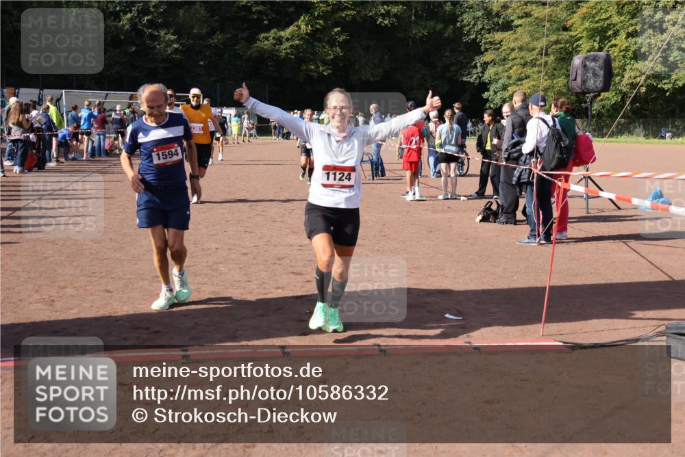 27.09.2026 - 35. Volkslauf durch das schöne Alstertal Strokosch-Dieckow http://msf.ph/oto/10586332 27.09.2026 12:11:21 Ziel 1124, 1594, 2380, 2381, 2463 meine-sportfotos.de