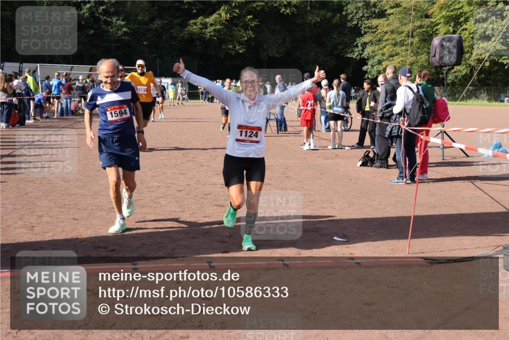 27.09.2026 - 35. Volkslauf durch das schöne Alstertal Strokosch-Dieckow http://msf.ph/oto/10586333 27.09.2026 12:11:21 Ziel 1124, 1594, 2380, 2381, 2463 meine-sportfotos.de