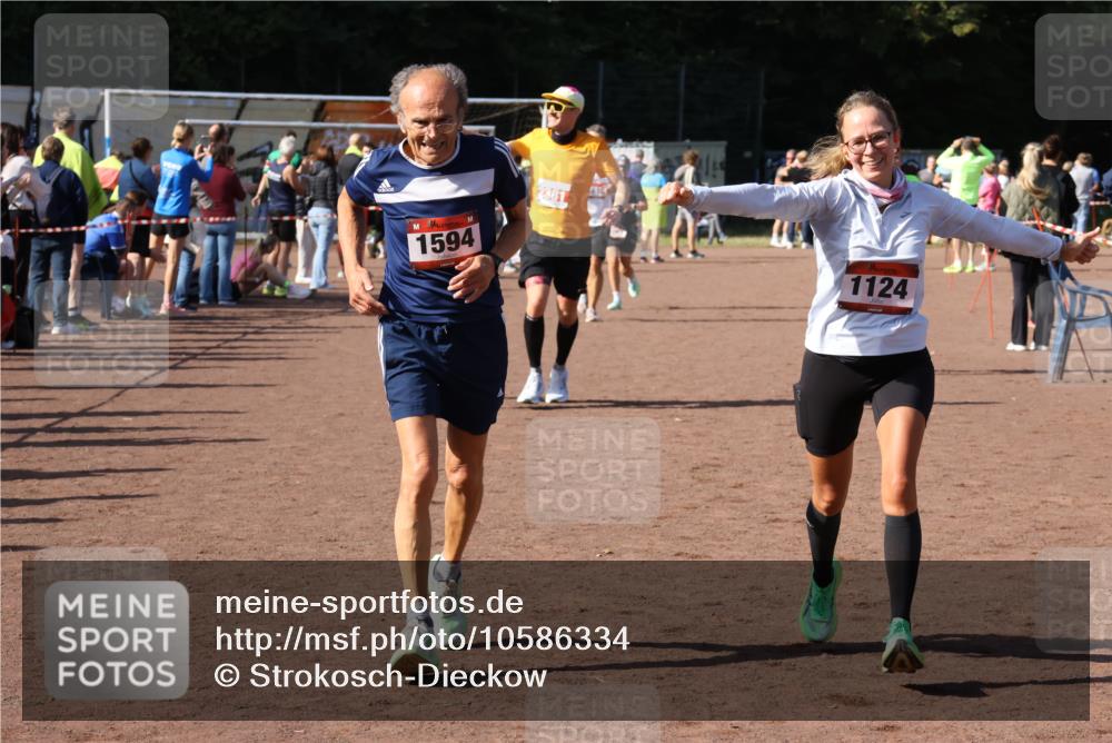 27.09.2026 - 35. Volkslauf durch das schöne Alstertal Strokosch-Dieckow http://msf.ph/oto/10586334 27.09.2026 12:11:20 Ziel 1124, 1594, 2380, 2381, 2463 meine-sportfotos.de