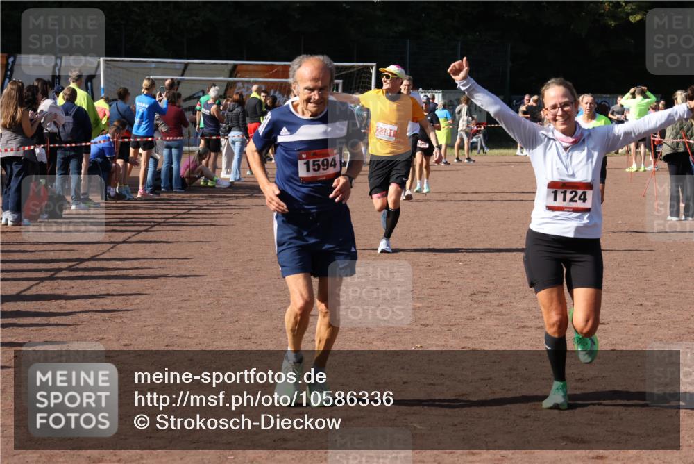 27.09.2026 - 35. Volkslauf durch das schöne Alstertal Strokosch-Dieckow http://msf.ph/oto/10586336 27.09.2026 12:11:20 Ziel 1124, 1594, 2380, 2381, 2463 meine-sportfotos.de