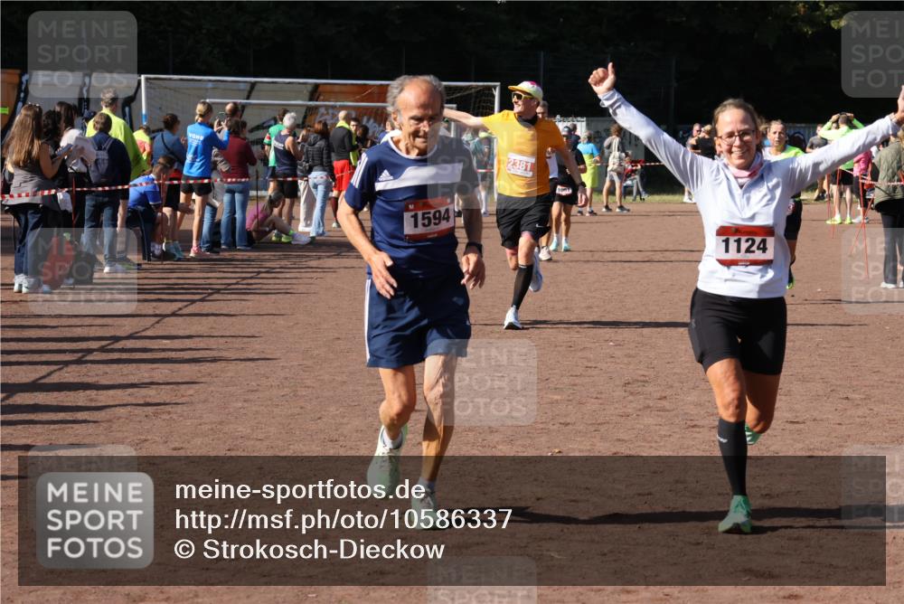 27.09.2026 - 35. Volkslauf durch das schöne Alstertal Strokosch-Dieckow http://msf.ph/oto/10586337 27.09.2026 12:11:20 Ziel 1124, 1594, 2380, 2381, 2463 meine-sportfotos.de