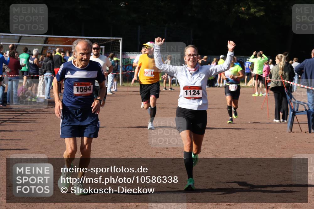 27.09.2026 - 35. Volkslauf durch das schöne Alstertal Strokosch-Dieckow http://msf.ph/oto/10586338 27.09.2026 12:11:19 Ziel 1124, 1594, 1605, 2380, 2381, 2463 meine-sportfotos.de