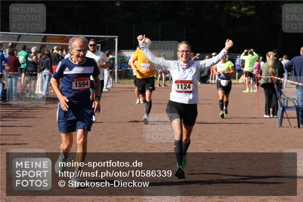 27.09.2026 - 35. Volkslauf durch das schöne Alstertal Strokosch-Dieckow http://msf.ph/oto/10586339 27.09.2026 12:11:19 Ziel 1124, 1594, 1605, 2380, 2381, 2463 meine-sportfotos.de