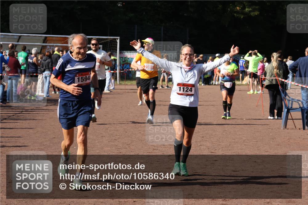 27.09.2026 - 35. Volkslauf durch das schöne Alstertal Strokosch-Dieckow http://msf.ph/oto/10586340 27.09.2026 12:11:19 Ziel 1124, 1594, 1605, 2380, 2381, 2463 meine-sportfotos.de