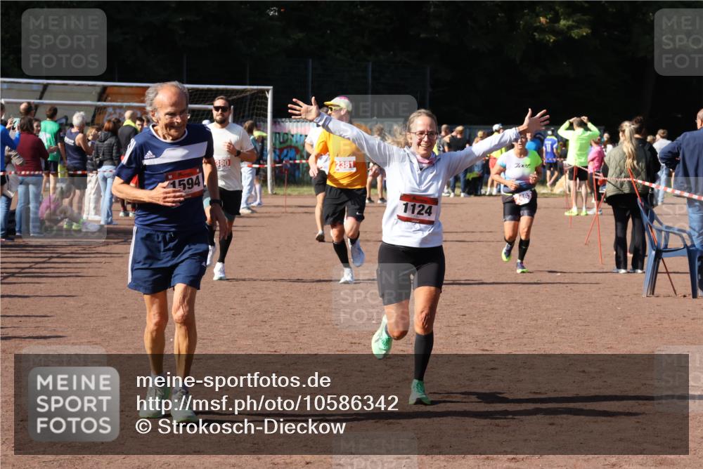 27.09.2026 - 35. Volkslauf durch das schöne Alstertal Strokosch-Dieckow http://msf.ph/oto/10586342 27.09.2026 12:11:19 Ziel 1124, 1594, 1605, 2380, 2381, 2463 meine-sportfotos.de