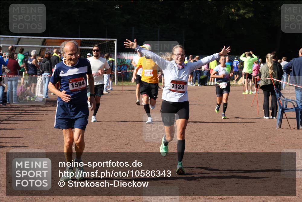 27.09.2026 - 35. Volkslauf durch das schöne Alstertal Strokosch-Dieckow http://msf.ph/oto/10586343 27.09.2026 12:11:18 Ziel 1124, 1594, 1605, 2380, 2381, 2463 meine-sportfotos.de