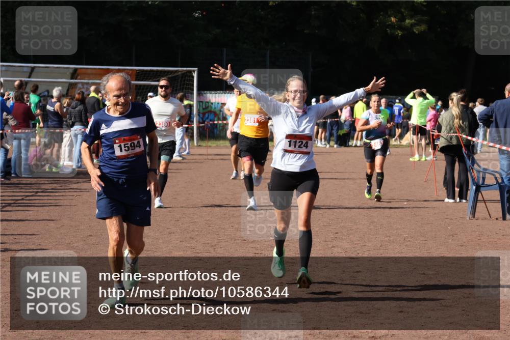 27.09.2026 - 35. Volkslauf durch das schöne Alstertal Strokosch-Dieckow http://msf.ph/oto/10586344 27.09.2026 12:11:18 Ziel 1124, 1594, 1605, 2380, 2381, 2463 meine-sportfotos.de