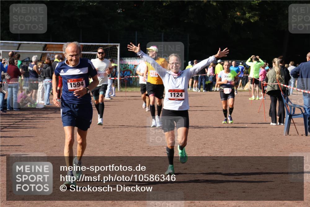27.09.2026 - 35. Volkslauf durch das schöne Alstertal Strokosch-Dieckow http://msf.ph/oto/10586346 27.09.2026 12:11:18 Ziel 1124, 1594, 1605, 2380, 2381, 2463 meine-sportfotos.de