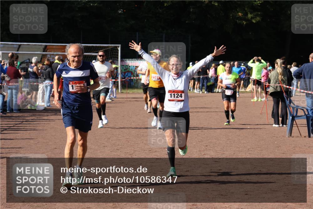 27.09.2026 - 35. Volkslauf durch das schöne Alstertal Strokosch-Dieckow http://msf.ph/oto/10586347 27.09.2026 12:11:18 Ziel 1124, 1594, 1605, 2380, 2381, 2463 meine-sportfotos.de