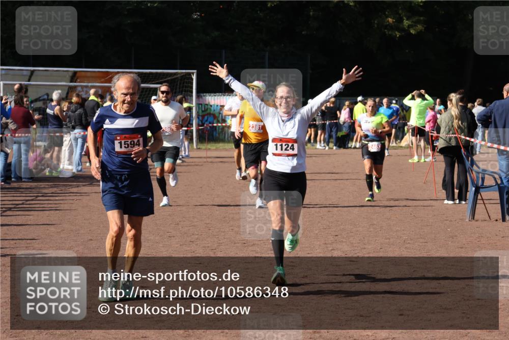 27.09.2026 - 35. Volkslauf durch das schöne Alstertal Strokosch-Dieckow http://msf.ph/oto/10586348 27.09.2026 12:11:18 Ziel 1124, 1594, 1605, 2380, 2381, 2463 meine-sportfotos.de