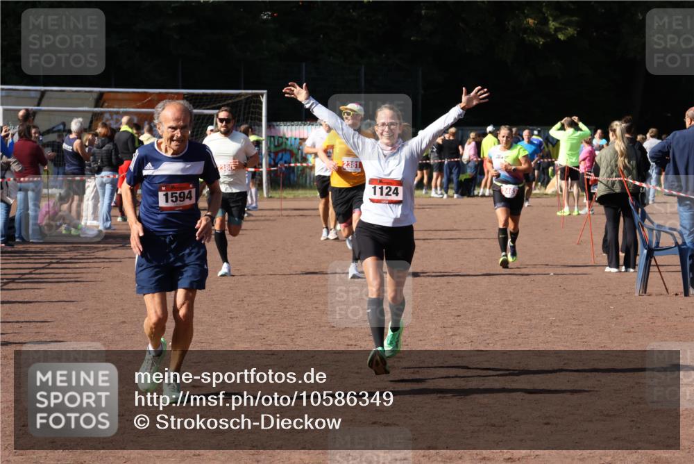 27.09.2026 - 35. Volkslauf durch das schöne Alstertal Strokosch-Dieckow http://msf.ph/oto/10586349 27.09.2026 12:11:18 Ziel 1124, 1594, 1605, 2380, 2381, 2463 meine-sportfotos.de