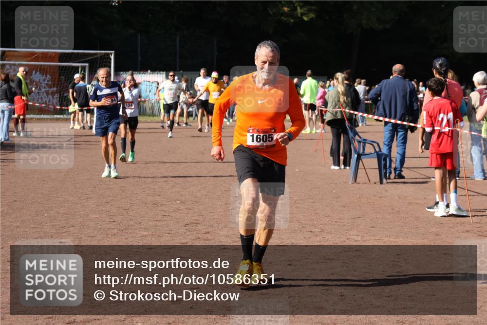 27.09.2026 - 35. Volkslauf durch das schöne Alstertal Strokosch-Dieckow http://msf.ph/oto/10586351 27.09.2026 12:11:13 Ziel 1124, 1594, 1605 meine-sportfotos.de