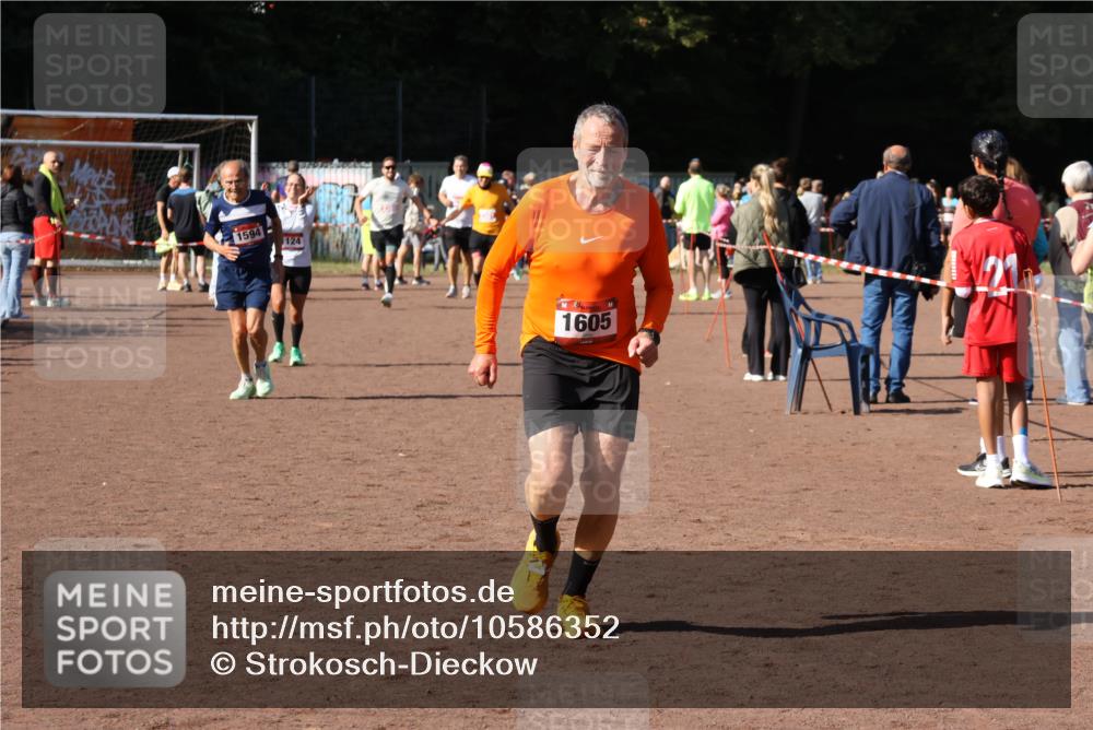 27.09.2026 - 35. Volkslauf durch das schöne Alstertal Strokosch-Dieckow http://msf.ph/oto/10586352 27.09.2026 12:11:13 Ziel 1124, 1594, 1605 meine-sportfotos.de