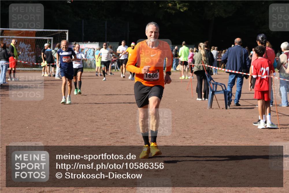 27.09.2026 - 35. Volkslauf durch das schöne Alstertal Strokosch-Dieckow http://msf.ph/oto/10586356 27.09.2026 12:11:13 Ziel 1124, 1594, 1605 meine-sportfotos.de