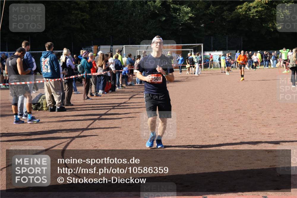 27.09.2026 - 35. Volkslauf durch das schöne Alstertal Strokosch-Dieckow http://msf.ph/oto/10586359 27.09.2026 12:11:04 Ziel 1601, 2421 meine-sportfotos.de
