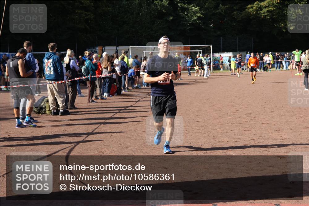 27.09.2026 - 35. Volkslauf durch das schöne Alstertal Strokosch-Dieckow http://msf.ph/oto/10586361 27.09.2026 12:11:04 Ziel 1601, 2421 meine-sportfotos.de