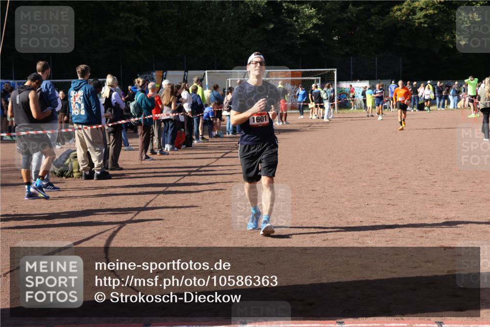27.09.2026 - 35. Volkslauf durch das schöne Alstertal Strokosch-Dieckow http://msf.ph/oto/10586363 27.09.2026 12:11:04 Ziel 1601, 2421 meine-sportfotos.de