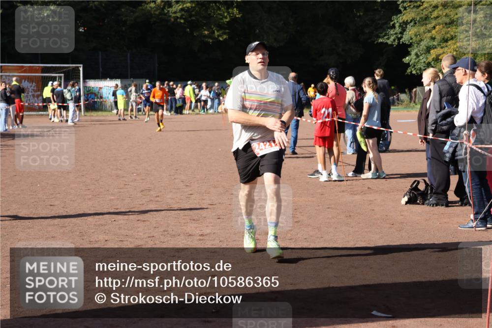 27.09.2026 - 35. Volkslauf durch das schöne Alstertal Strokosch-Dieckow http://msf.ph/oto/10586365 27.09.2026 12:11:03 Ziel 1601, 2421 meine-sportfotos.de