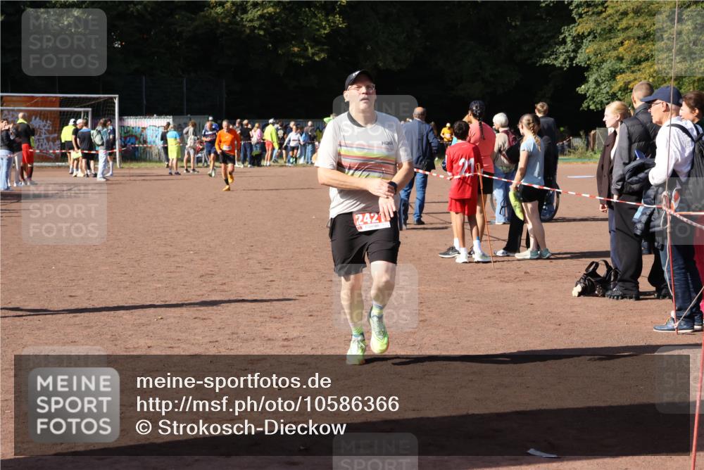 27.09.2026 - 35. Volkslauf durch das schöne Alstertal Strokosch-Dieckow http://msf.ph/oto/10586366 27.09.2026 12:11:03 Ziel 1601, 2421 meine-sportfotos.de