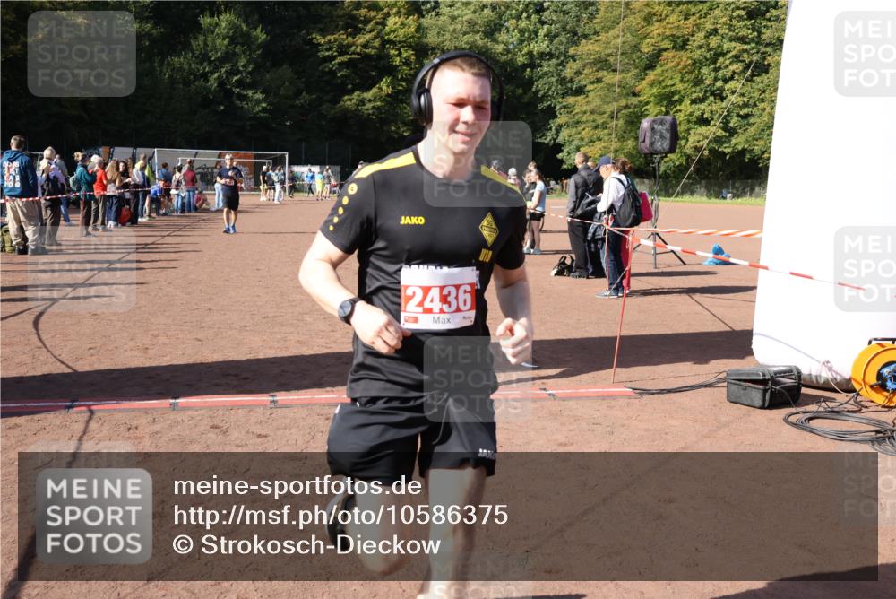 27.09.2026 - 35. Volkslauf durch das schöne Alstertal Strokosch-Dieckow http://msf.ph/oto/10586375 27.09.2026 12:10:58 Ziel 1601, 2421, 2436, 2479 meine-sportfotos.de