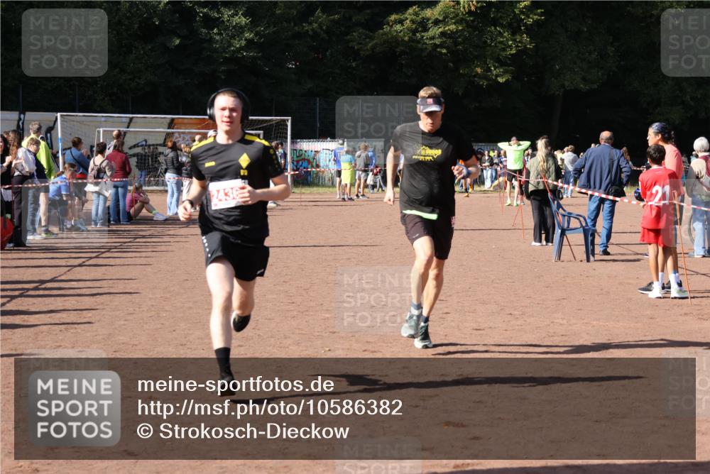 27.09.2026 - 35. Volkslauf durch das schöne Alstertal Strokosch-Dieckow http://msf.ph/oto/10586382 27.09.2026 12:10:56 Ziel 2072, 2421, 2436, 2479 meine-sportfotos.de