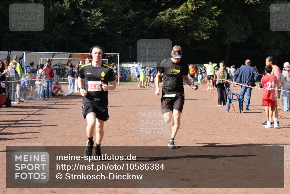 27.09.2026 - 35. Volkslauf durch das schöne Alstertal Strokosch-Dieckow http://msf.ph/oto/10586384 27.09.2026 12:10:56 Ziel 2072, 2421, 2436, 2479 meine-sportfotos.de