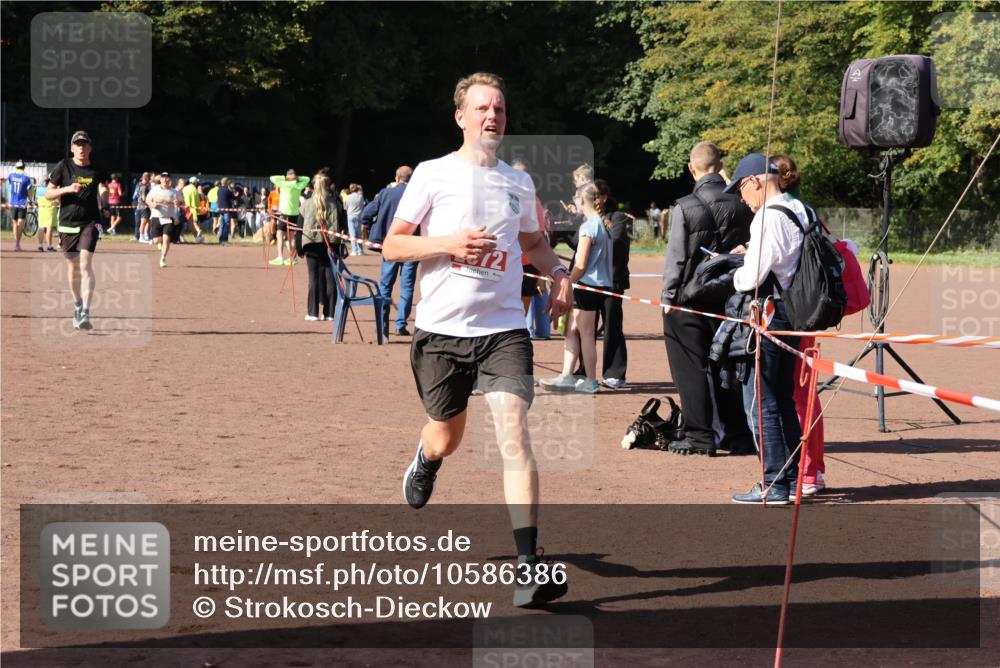 27.09.2026 - 35. Volkslauf durch das schöne Alstertal Strokosch-Dieckow http://msf.ph/oto/10586386 27.09.2026 12:10:53 Ziel 2072, 2436, 2479 meine-sportfotos.de