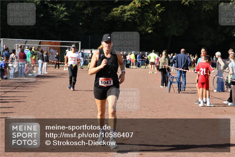 27.09.2026 - 35. Volkslauf durch das schöne Alstertal Strokosch-Dieckow http://msf.ph/oto/10586407 27.09.2026 12:10:36 Ziel 1047, 1673 meine-sportfotos.de