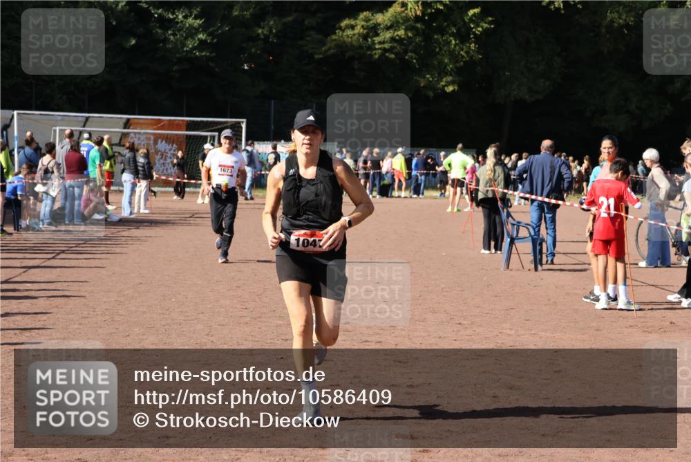 27.09.2026 - 35. Volkslauf durch das schöne Alstertal Strokosch-Dieckow http://msf.ph/oto/10586409 27.09.2026 12:10:36 Ziel 1047, 1673 meine-sportfotos.de