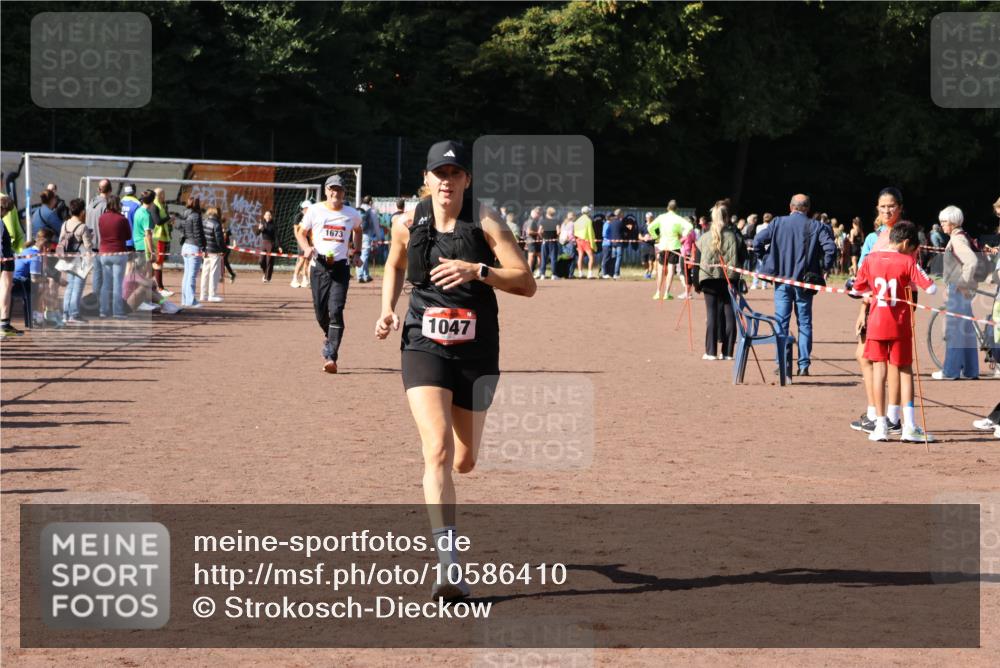 27.09.2026 - 35. Volkslauf durch das schöne Alstertal Strokosch-Dieckow http://msf.ph/oto/10586410 27.09.2026 12:10:36 Ziel 1047, 1673 meine-sportfotos.de