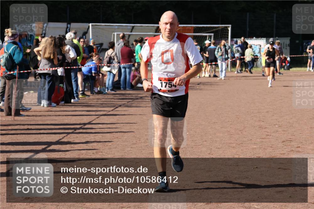 27.09.2026 - 35. Volkslauf durch das schöne Alstertal Strokosch-Dieckow http://msf.ph/oto/10586412 27.09.2026 12:10:29 Ziel 1047, 1754 meine-sportfotos.de