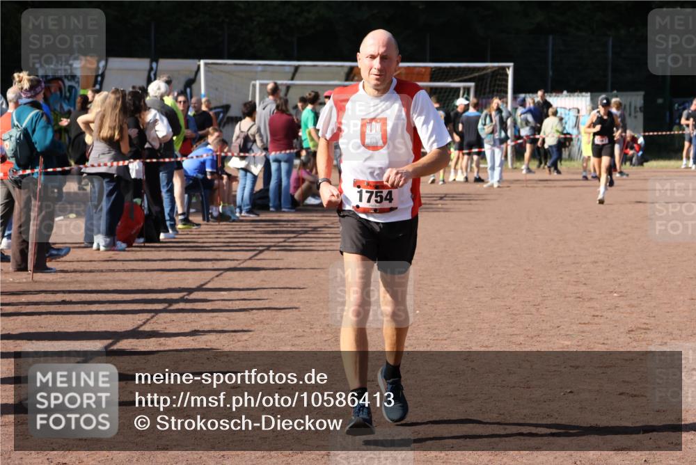 27.09.2026 - 35. Volkslauf durch das schöne Alstertal Strokosch-Dieckow http://msf.ph/oto/10586413 27.09.2026 12:10:29 Ziel 1047, 1754 meine-sportfotos.de