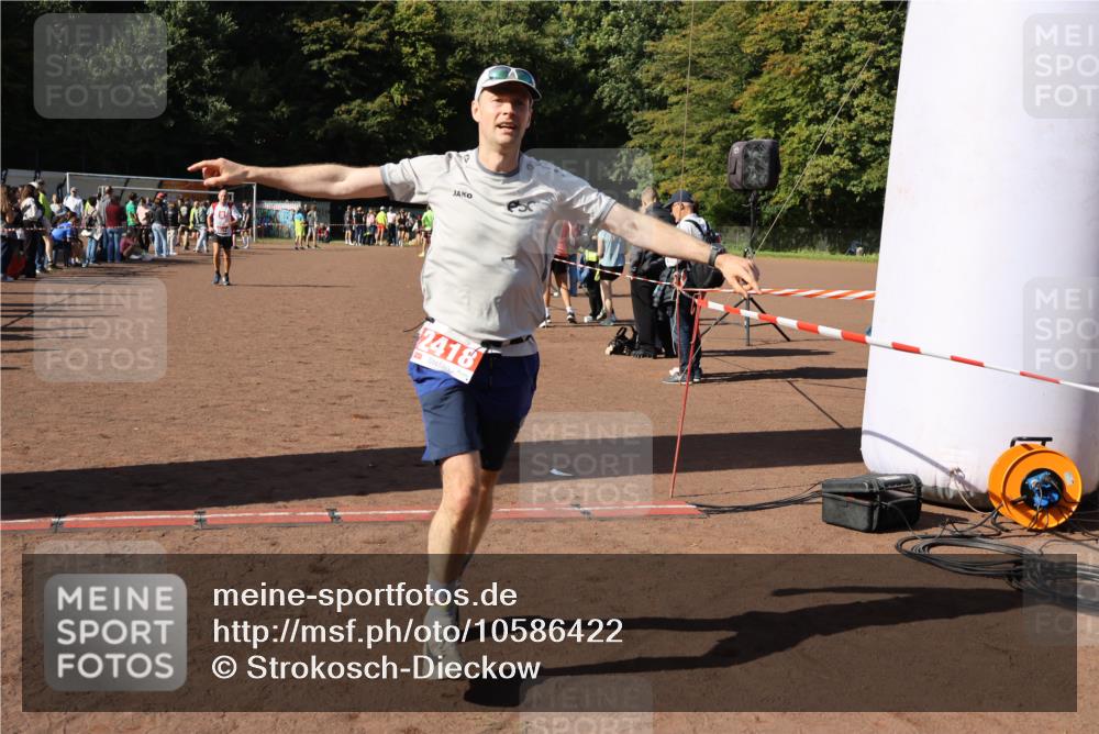 27.09.2026 - 35. Volkslauf durch das schöne Alstertal Strokosch-Dieckow http://msf.ph/oto/10586422 27.09.2026 12:10:23 Ziel 1607, 1754, 2418 meine-sportfotos.de