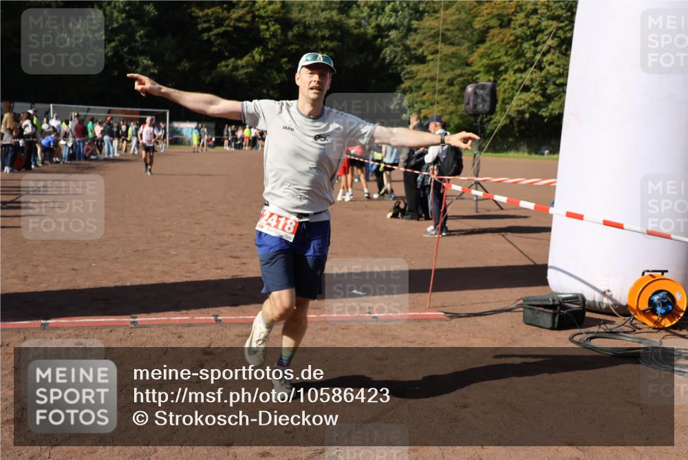 27.09.2026 - 35. Volkslauf durch das schöne Alstertal Strokosch-Dieckow http://msf.ph/oto/10586423 27.09.2026 12:10:23 Ziel 1607, 1754, 2418 meine-sportfotos.de