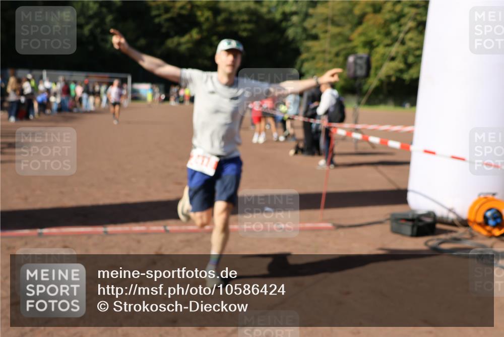 27.09.2026 - 35. Volkslauf durch das schöne Alstertal Strokosch-Dieckow http://msf.ph/oto/10586424 27.09.2026 12:10:23 Ziel 1607, 1754, 2418 meine-sportfotos.de
