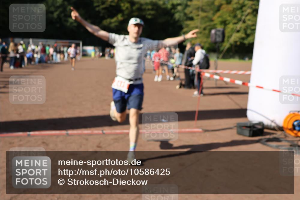 27.09.2026 - 35. Volkslauf durch das schöne Alstertal Strokosch-Dieckow http://msf.ph/oto/10586425 27.09.2026 12:10:23 Ziel 1607, 1754, 2418 meine-sportfotos.de