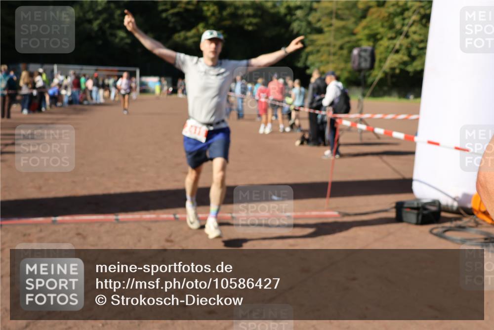 27.09.2026 - 35. Volkslauf durch das schöne Alstertal Strokosch-Dieckow http://msf.ph/oto/10586427 27.09.2026 12:10:22 Ziel 1077, 1568, 1607, 1754, 2418, 2420 meine-sportfotos.de