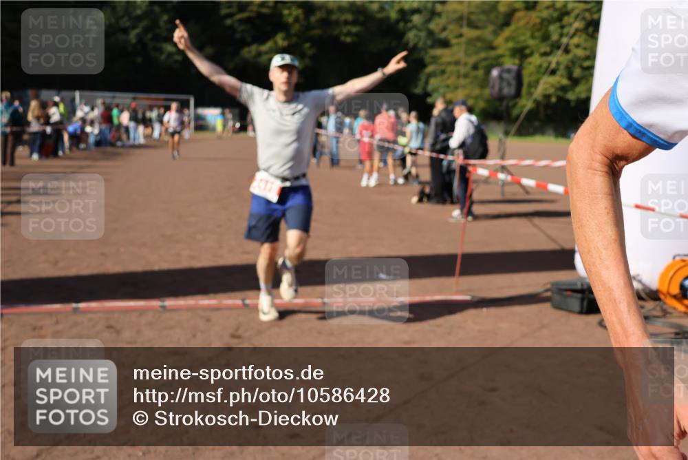 27.09.2026 - 35. Volkslauf durch das schöne Alstertal Strokosch-Dieckow http://msf.ph/oto/10586428 27.09.2026 12:10:22 Ziel 1077, 1568, 1607, 1754, 2418, 2420 meine-sportfotos.de