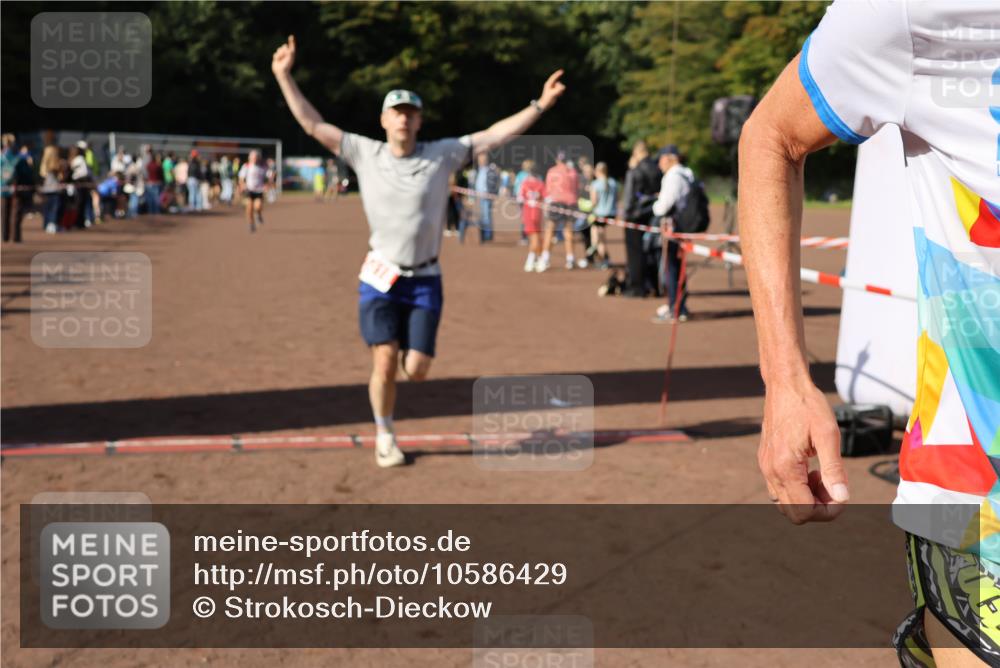 27.09.2026 - 35. Volkslauf durch das schöne Alstertal Strokosch-Dieckow http://msf.ph/oto/10586429 27.09.2026 12:10:22 Ziel 1077, 1568, 1607, 1754, 2418, 2420 meine-sportfotos.de