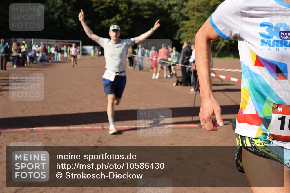 27.09.2026 - 35. Volkslauf durch das schöne Alstertal Strokosch-Dieckow http://msf.ph/oto/10586430 27.09.2026 12:10:22 Ziel 1077, 1568, 1607, 1754, 2418, 2420 meine-sportfotos.de