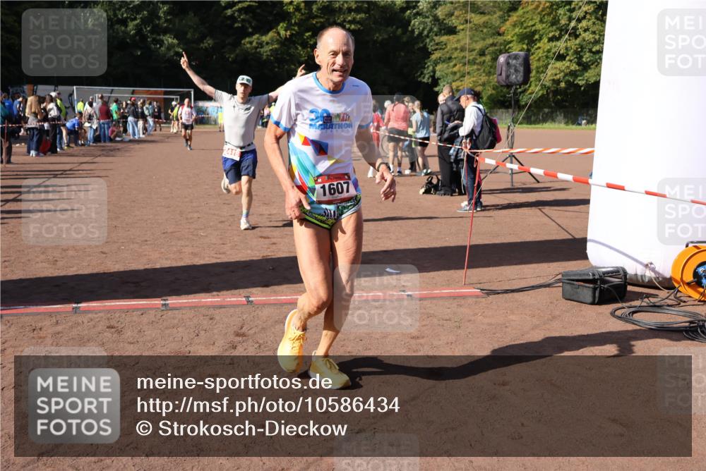 27.09.2026 - 35. Volkslauf durch das schöne Alstertal Strokosch-Dieckow http://msf.ph/oto/10586434 27.09.2026 12:10:21 Ziel 1077, 1568, 1607, 2418, 2420 meine-sportfotos.de